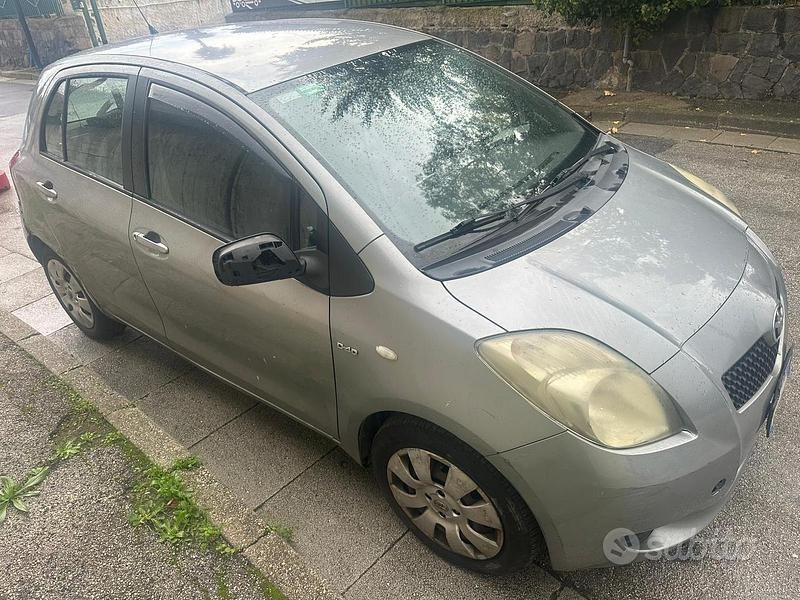 Usata Toyota Yaris 90 CV (66 kW) 2006 Grigio Berlina