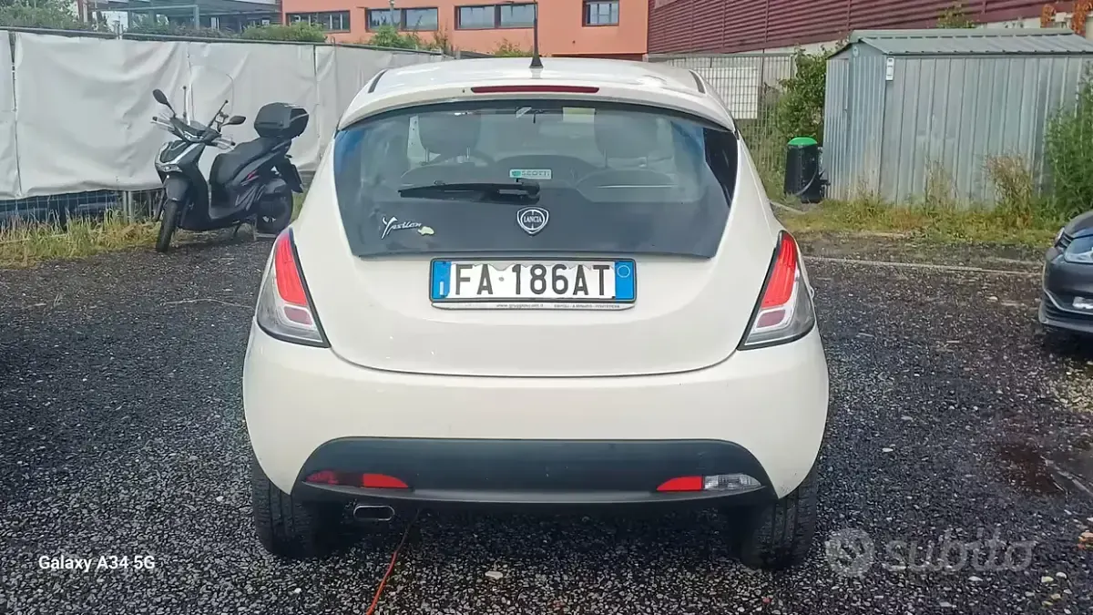 Usata Lancia Ypsilon 69 CV (50 kW) 2015 Bianco Utilitaria
