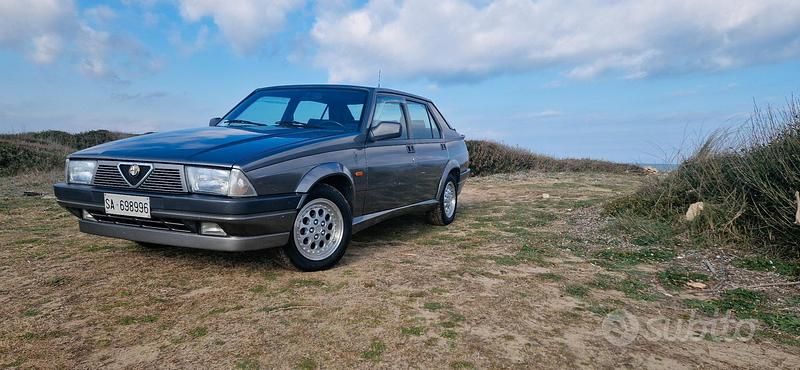 Usata Alfa Romeo 75 148 CV (108 kW) 1988 Grigio Berlina