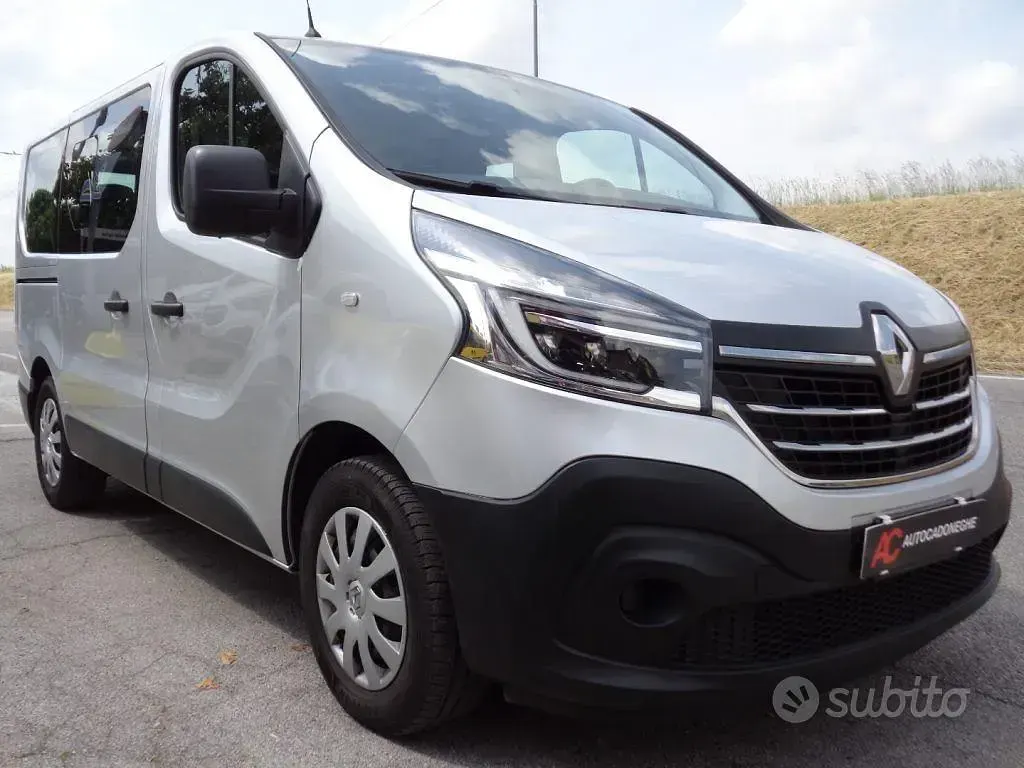 Begagnad Renault Trafic 120 HK (88 kW) 2021 Grå Minibuss