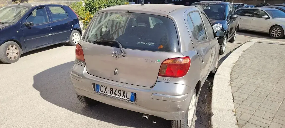 Usata Toyota Yaris 65 CV (47 kW) 2005 Grigio Utilitaria