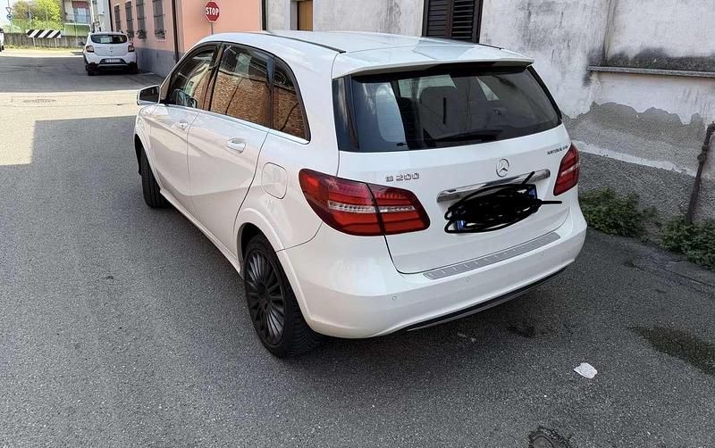 Käytetty Mercedes B200 156 HP (114 kW) 2015 Tila-auto