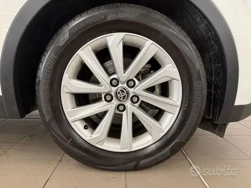 Usata Toyota C-HR Active 140 CV (102 kW) 2024 Bianco SUV
