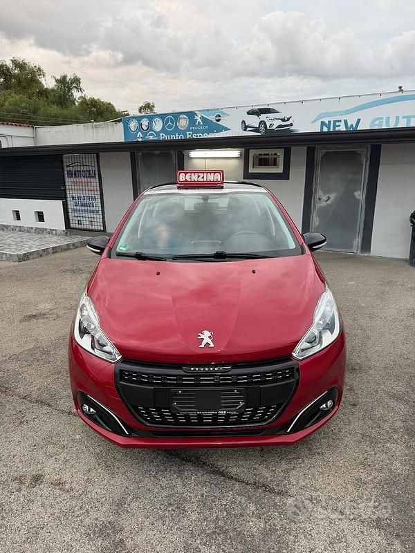 Rosso Usata 2017 Peugeot 208 Allure Due volumi | 7900 € (Buon prezzo) - Immagine 1/4