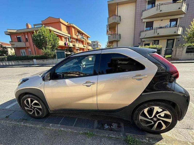 Usata Toyota Aygo X Trend 75 CV (55 kW) 2022 Oro SUV
