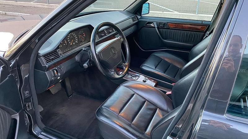 Usata Mercedes E500 326 CV (239 kW) 1993 Nero Berlina