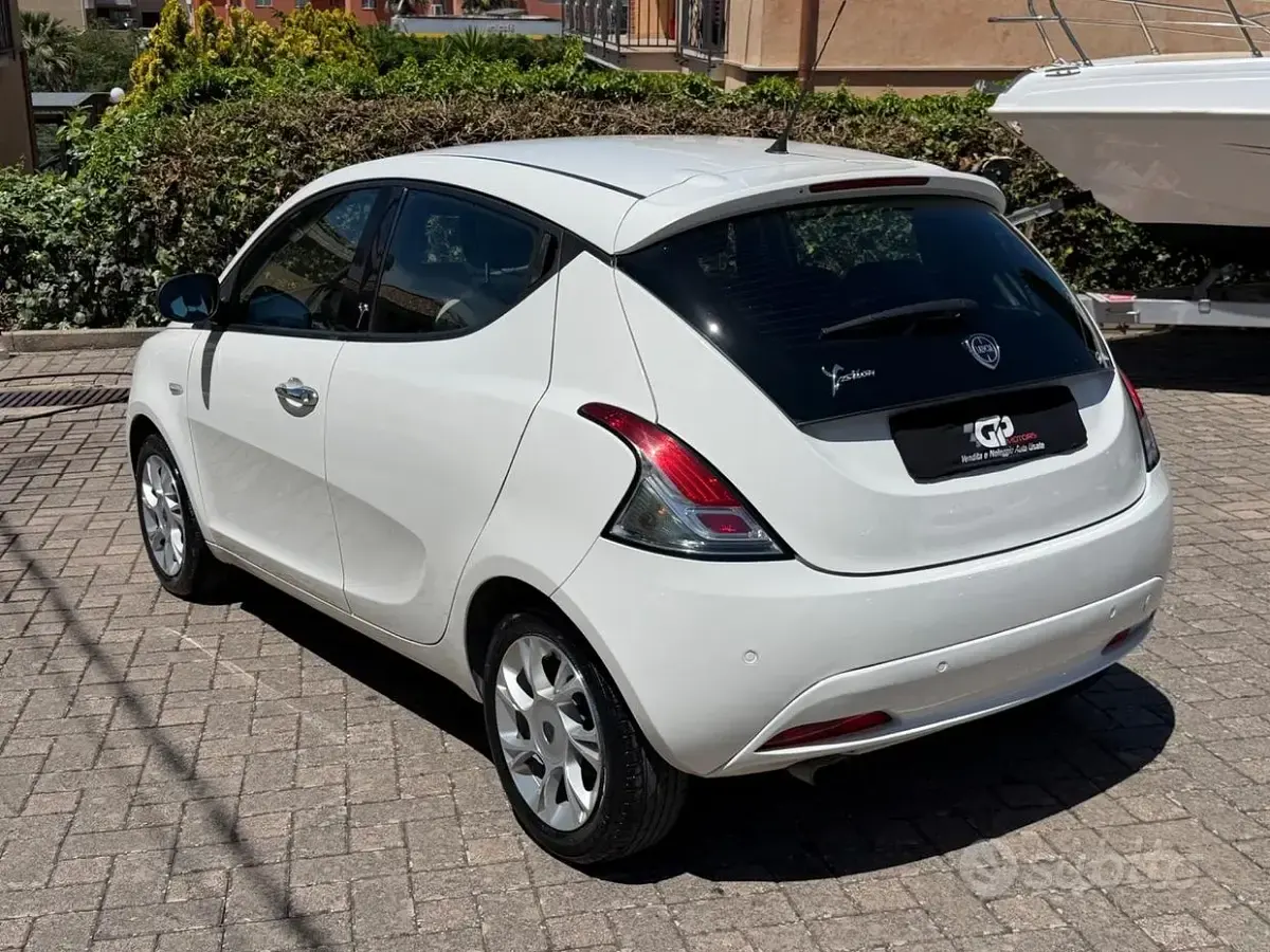 Usata Lancia Ypsilon Platinum 69 CV (50 kW) 2016 Bianco Utilitaria