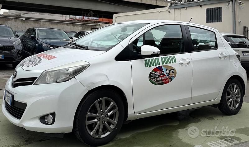 Usata Toyota Yaris 70 CV (51 kW) 2014 Bianco Utilitaria
