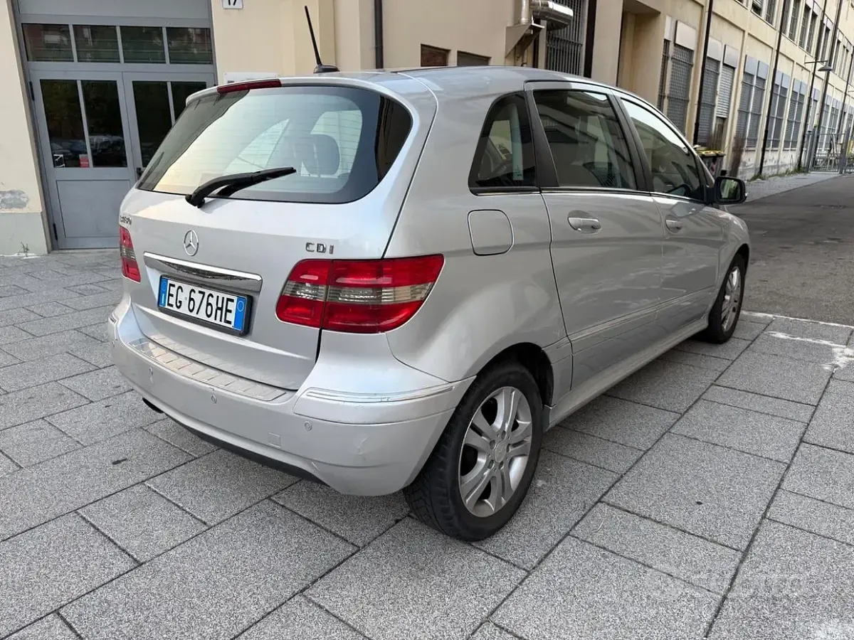 Usata Mercedes B180 Executive 109 CV (80 kW) 2010 Grigio Monovolume