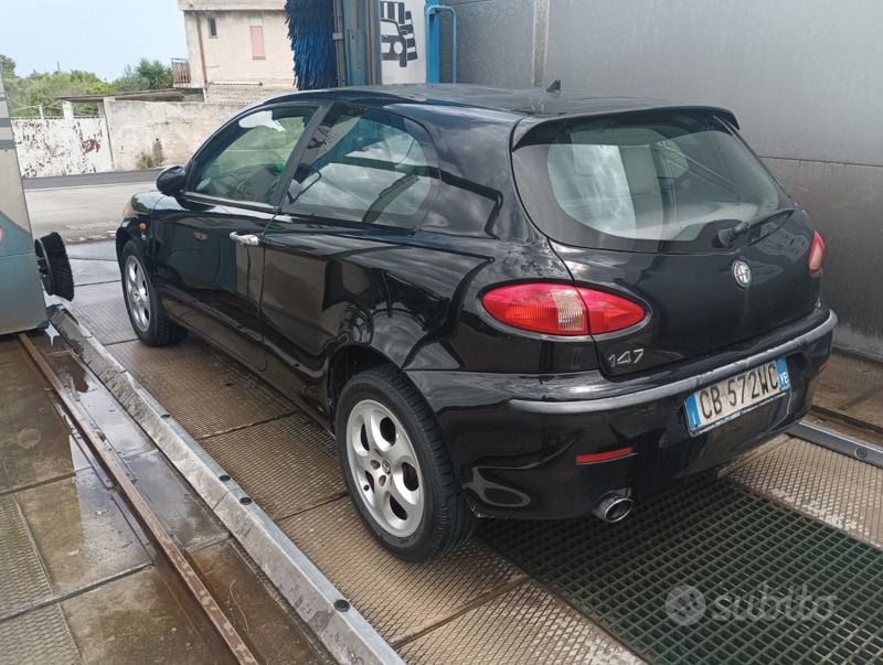 Begagnad Alfa Romeo 147 156 HK (114 kW) 2002 Svart Halvkombi