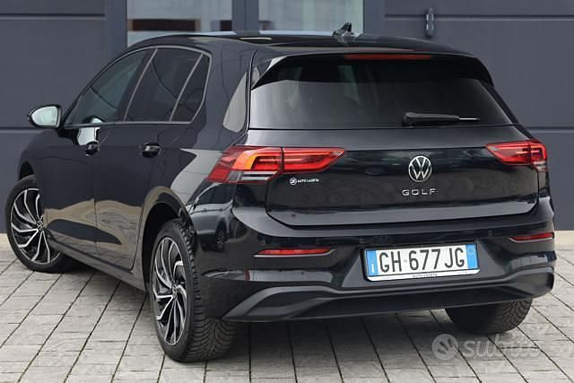 Usata VW Golf VII Life 115 CV (84 kW) 2021 Nero Utilitaria