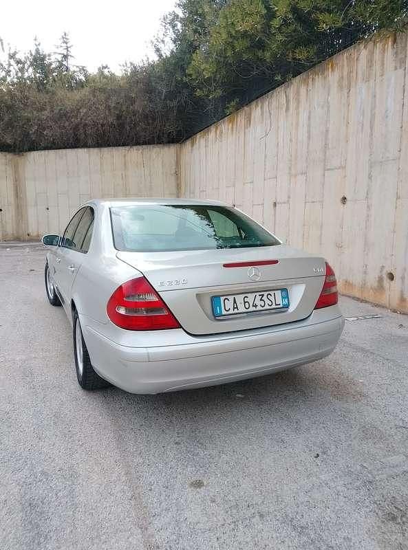 Usata Mercedes E220 Classic 150 CV (110 kW) 2002 Berlina