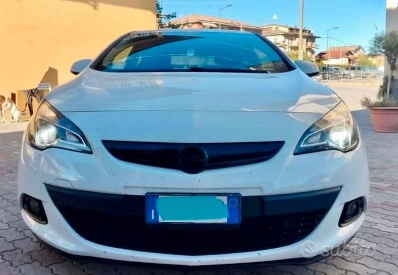 Usata Opel Astra GTC 120 CV (88 kW) 2012 Bianco Coupé