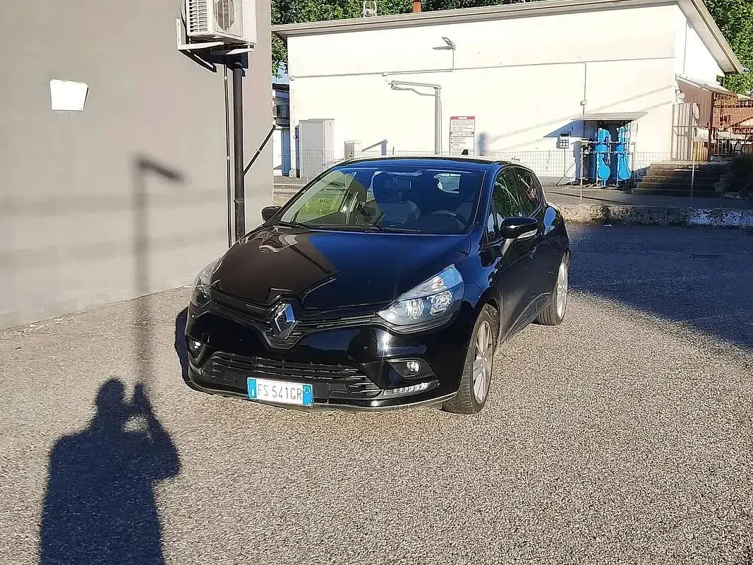 Usado Renault Clio IV 75 CV (55 kW) 2018 Negro Berlina