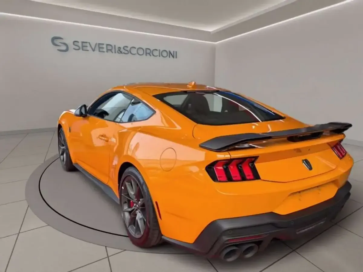 Nuova Ford Mustang Dark Horse 454 CV (333 kW) 2026 Arancione metallizzato Coupé