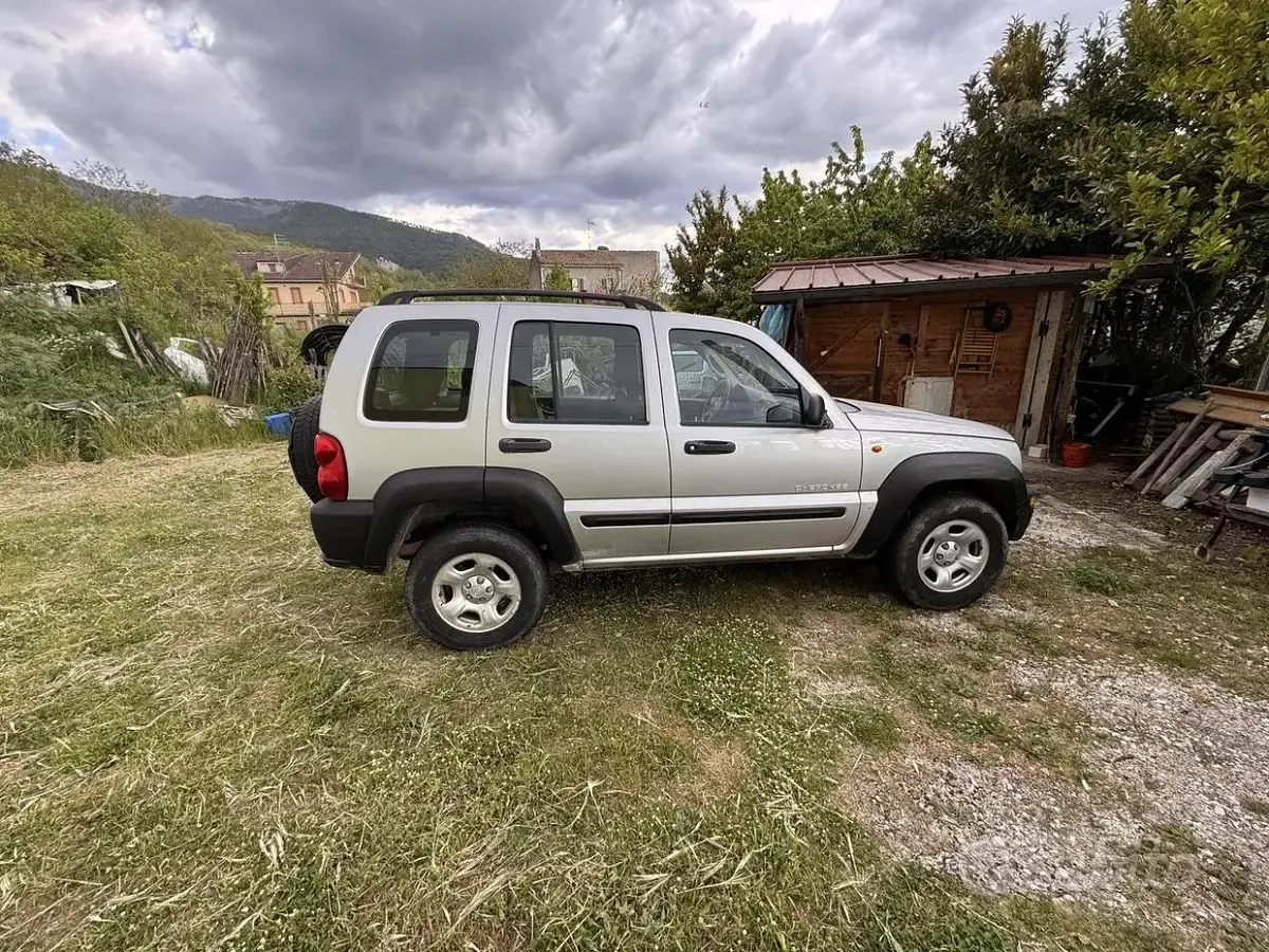 Usata Jeep Cherokee Limited 150 CV (110 kW) 2006 Grigio SUV