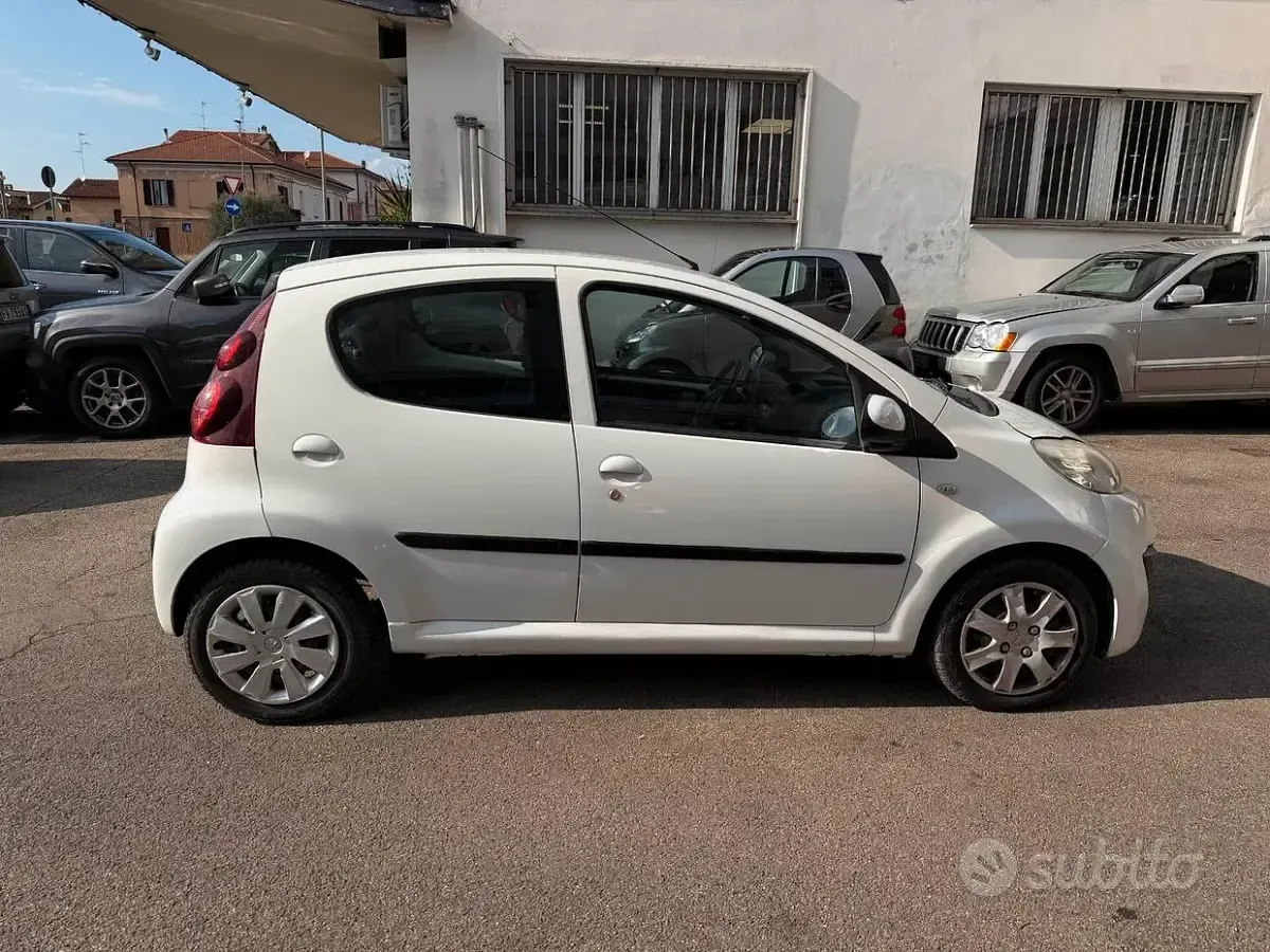 Usata Peugeot 107 Urban Move 68 CV (50 kW) 2012 Bianco Utilitaria