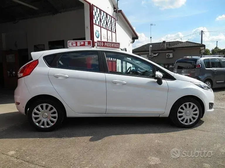 Usata Ford Fiesta 97 CV (71 kW) 2014 Bianco Utilitaria