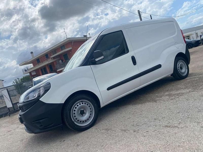 Usata Fiat Doblò 120 CV (88 kW) 2021 Bianco Monovolume