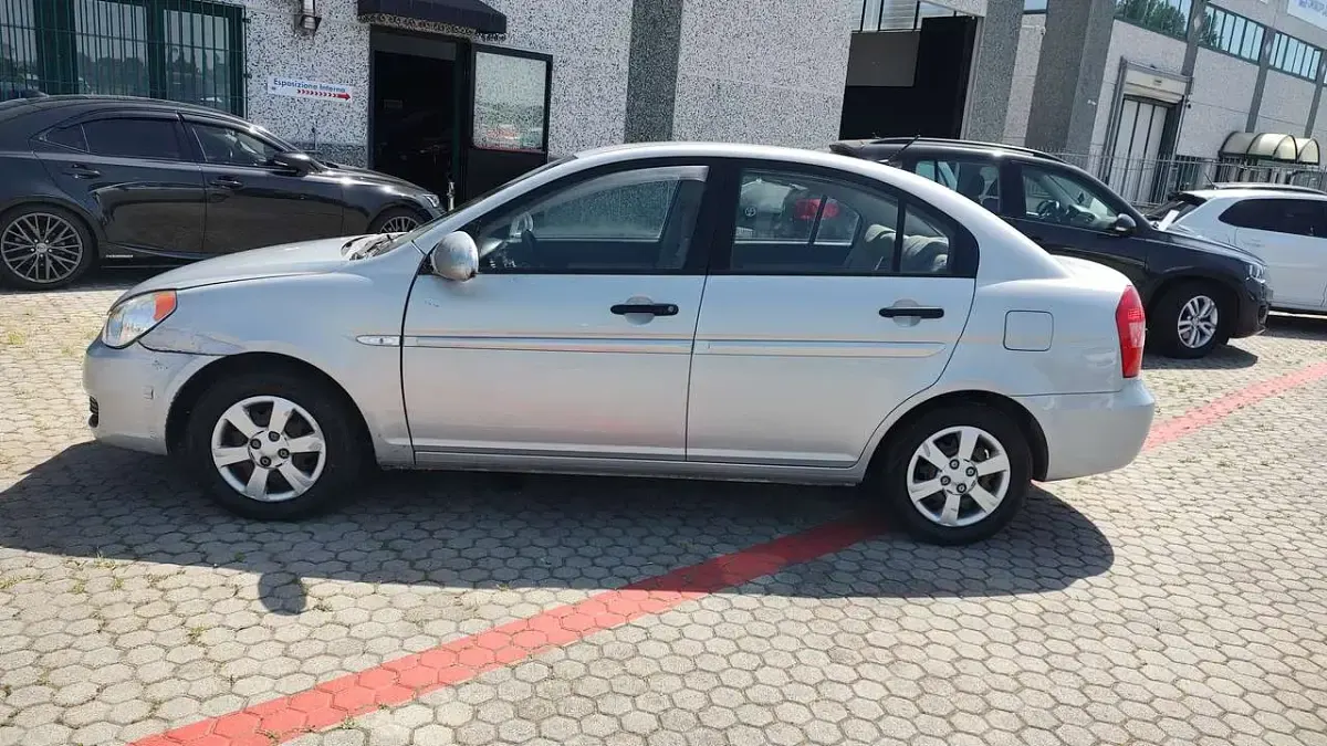 Usata Hyundai Accent Style 97 CV (71 kW) 2009 Argento metallizzato Berlina