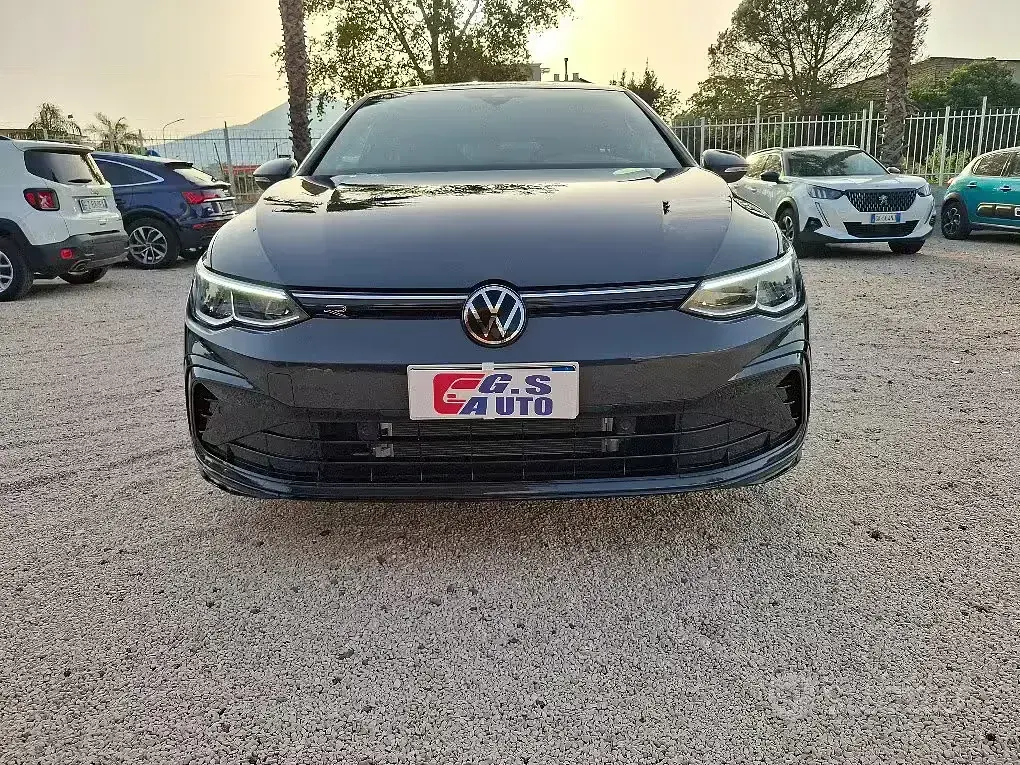 Usata VW Golf VIII R-line 131 CV (96 kW) 2024 Grigio Berlina