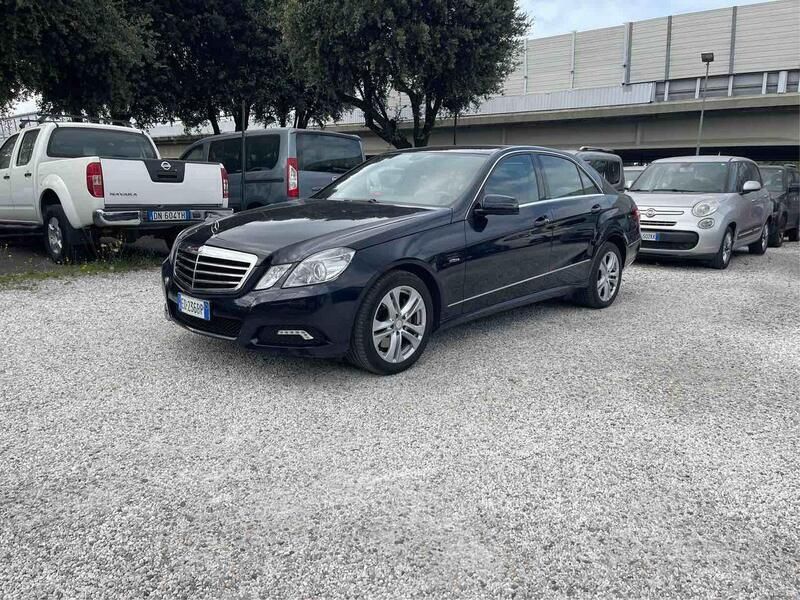 Blu Usata 2010 Mercedes E250 Avantgarde Tre volumi | 11.999 € (Molto cara) - Immagine 1/4