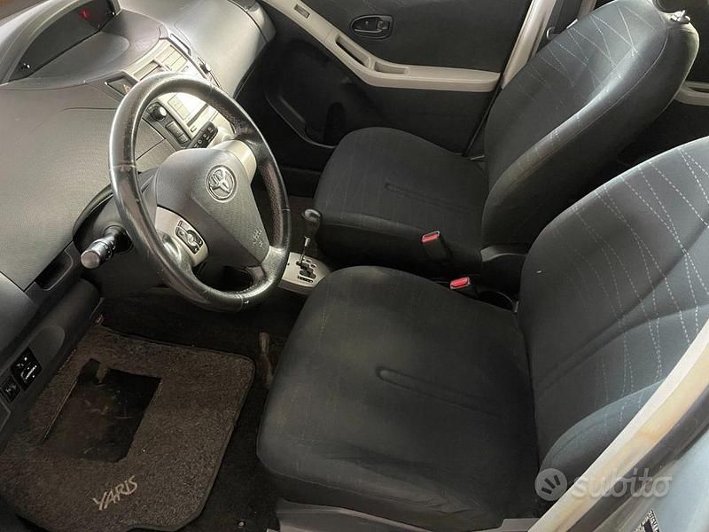 Usata Toyota Yaris Sol 87 CV (63 kW) 2007 Grigio Utilitaria