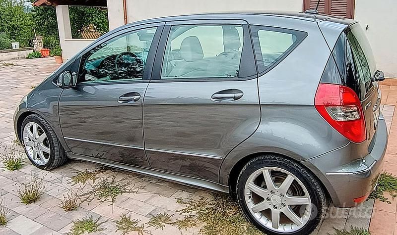 Grigio Usata 2009 Mercedes A180 Avantgarde Tre volumi | 4000 € - Immagine 1/4