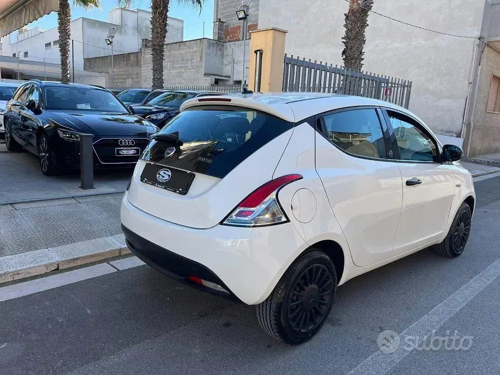 Usata Lancia Ypsilon 69 CV (50 kW) 2021 Bianco Utilitaria