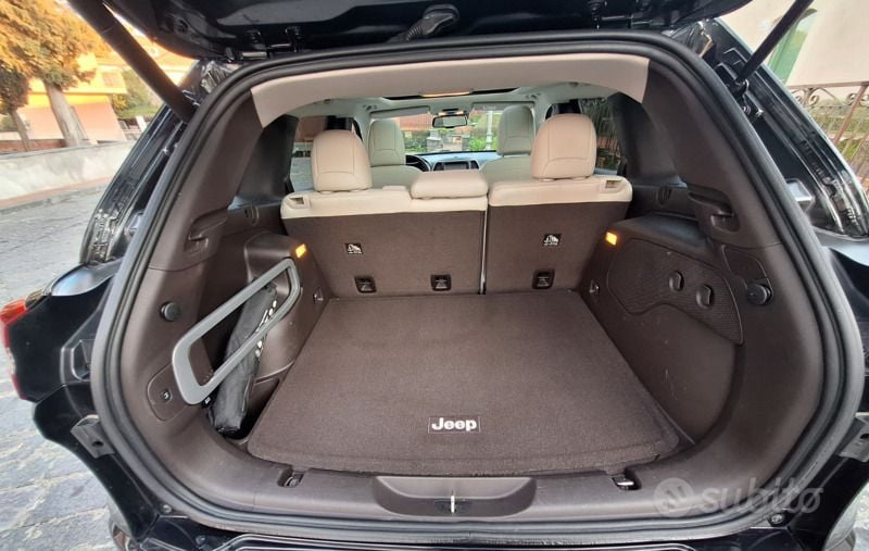 Usata Jeep Cherokee Overland 200 CV (147 kW) 2016 Nero SUV