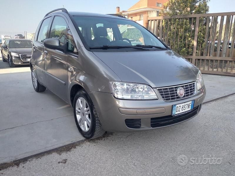 Käytetty Fiat Idea 77 HP (56 kW) 2010 Keltainen Tila-auto