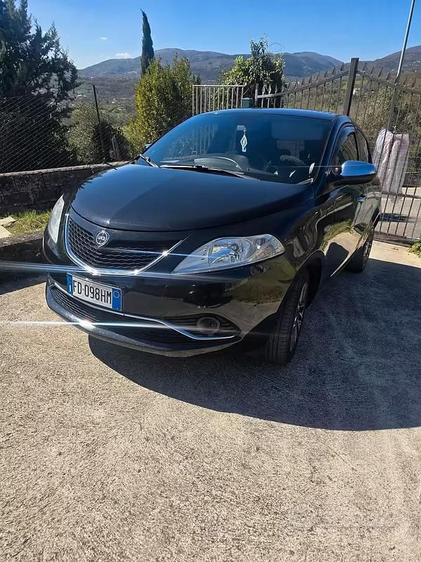 Usata Lancia Ypsilon Platinum 69 CV (50 kW) 2016 Nero Utilitaria