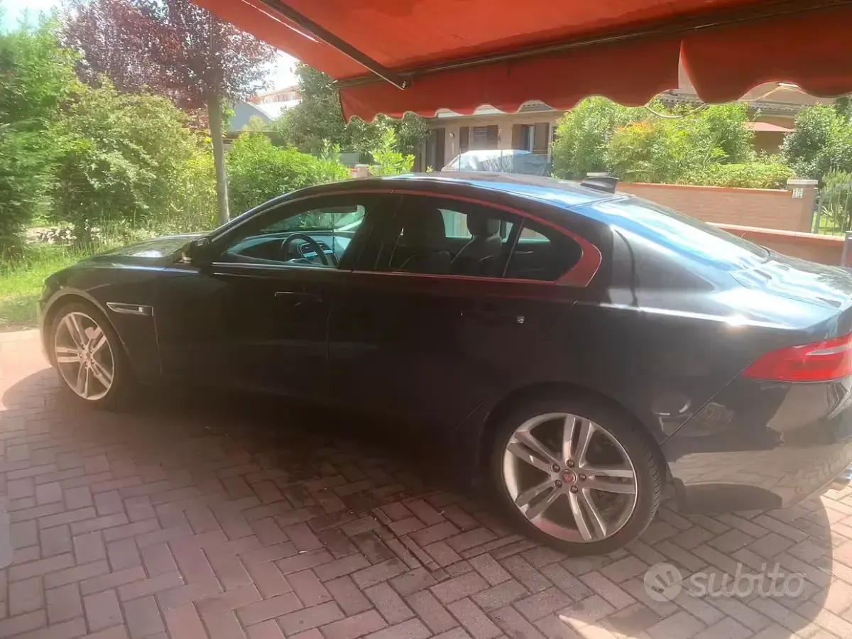 Usata Jaguar XE 179 CV (131 kW) 2018 Grigio Berlina