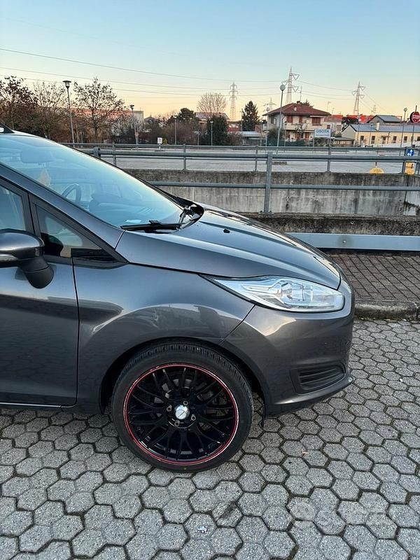 Usata Ford Fiesta 80 CV (58 kW) 2016 Grigio Utilitaria