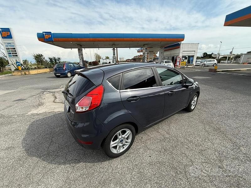 Usata Ford Fiesta 95 CV (69 kW) 2014 Grigio Utilitaria