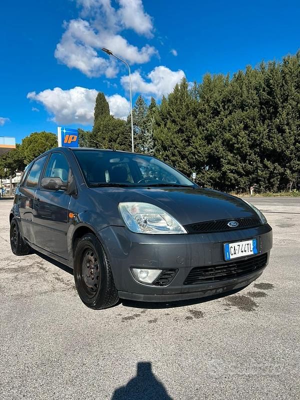 Usata Ford Fiesta 75 CV (55 kW) 2003 Berlina