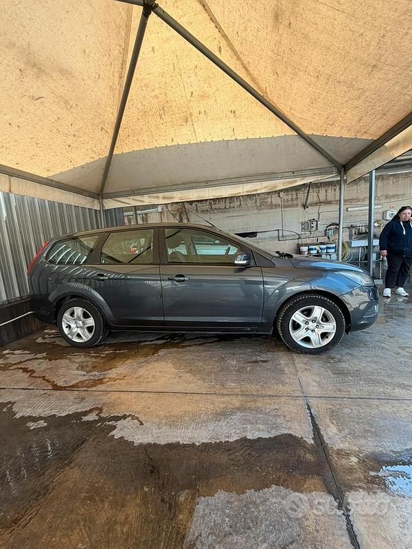 Usata Ford Focus 110 CV (80 kW) 2010 Nero Station wagon