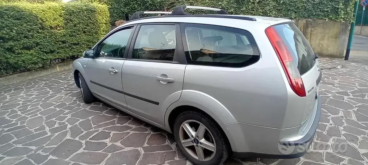 Usata Ford Focus 90 CV (66 kW) 2005 Grigio Station wagon