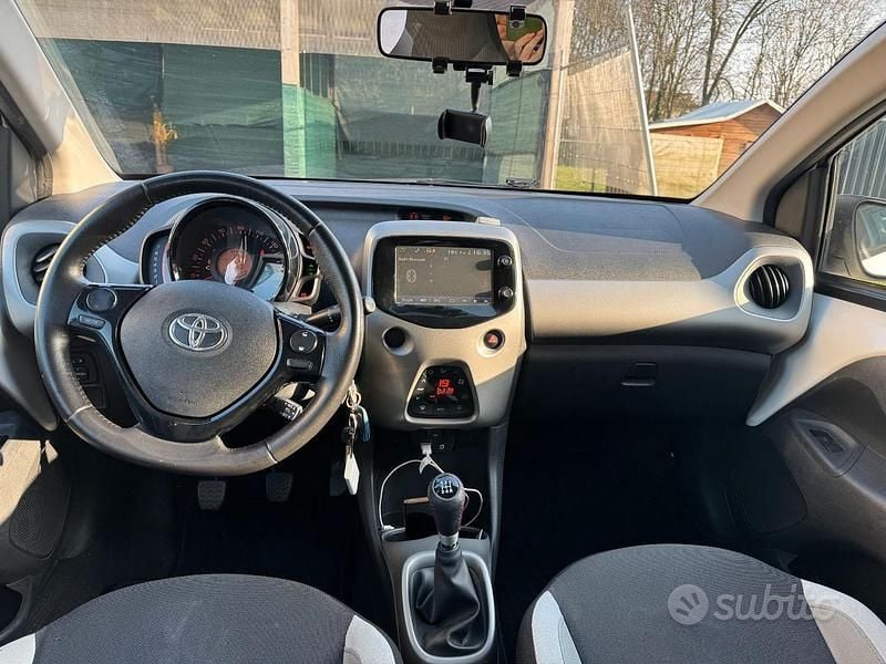 Usata Toyota Aygo X-clusiv 69 CV (50 kW) 2016 Bianco Utilitaria