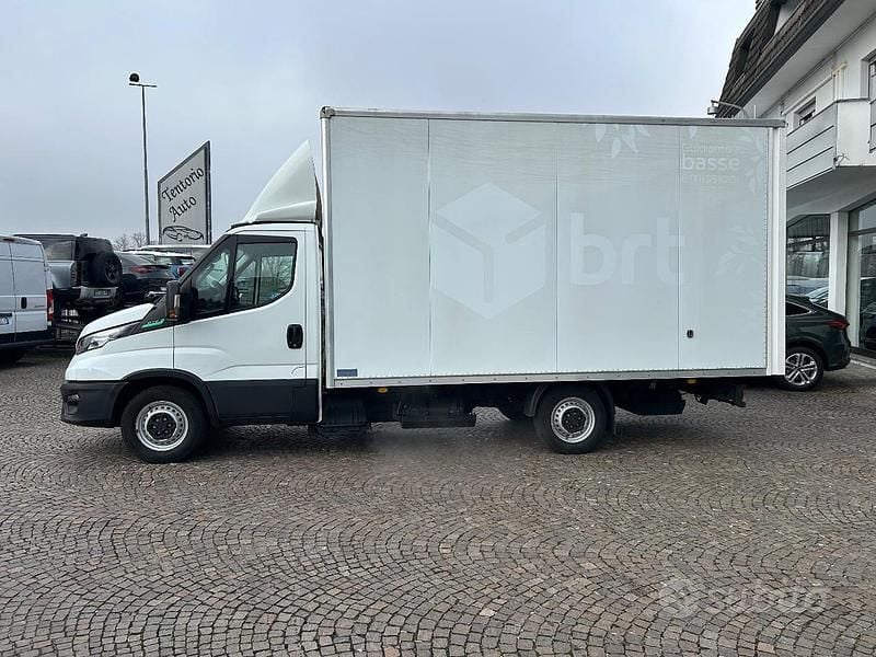 Usata Iveco Daily 136 CV (100 kW) 2022 Bianco pastello Berlina