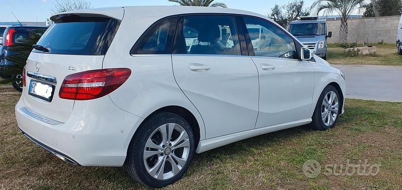 Usata Mercedes B200 140 CV (102 kW) 2015 Bianco Monovolume