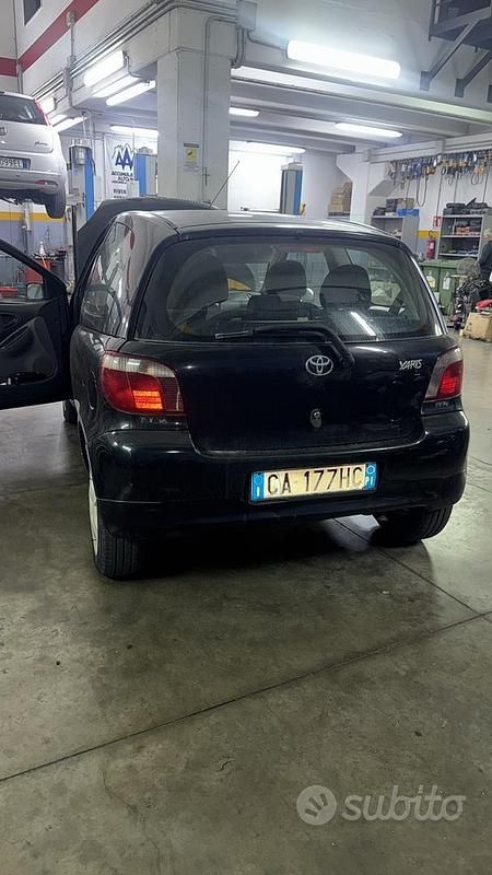 Usata Toyota Yaris 2002 Nero Utilitaria