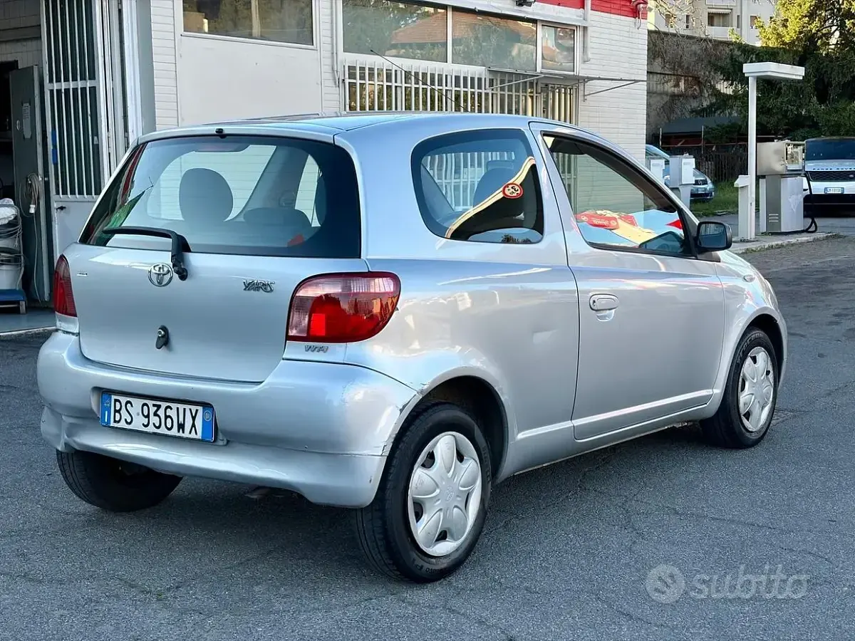 Begagnad Toyota Yaris Sol 68 HK (50 kW) 2001 Grå Sedan