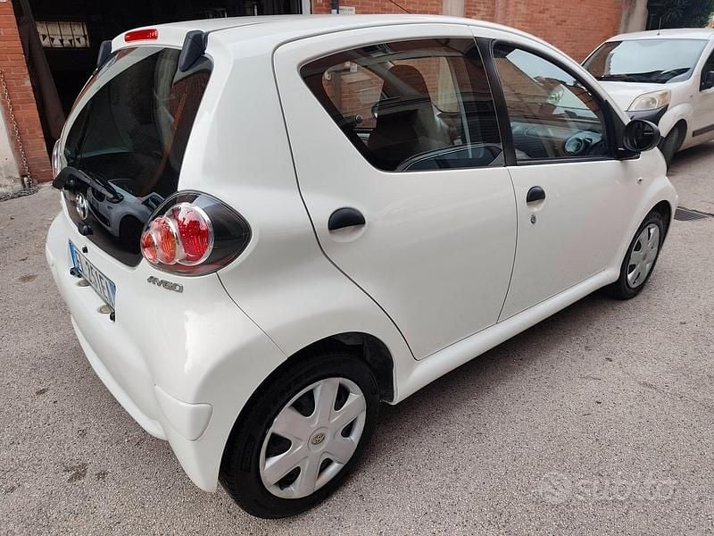 Usata Toyota Yaris Active 69 CV (50 kW) 2012 Bianco Utilitaria