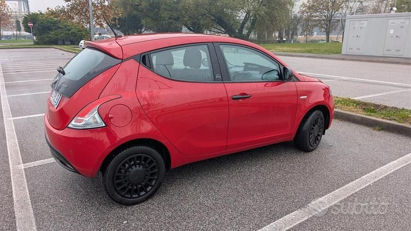 Usata Lancia Ypsilon Gold 69 CV (50 kW) 2020 Rosso Utilitaria