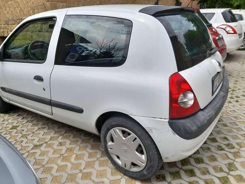 Usata Renault Clio II Dynamique 75 CV (55 kW) 2003 Berlina