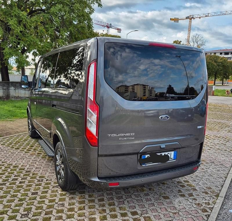Usata Ford Tourneo Titanium 2022 Grigio Monovolume