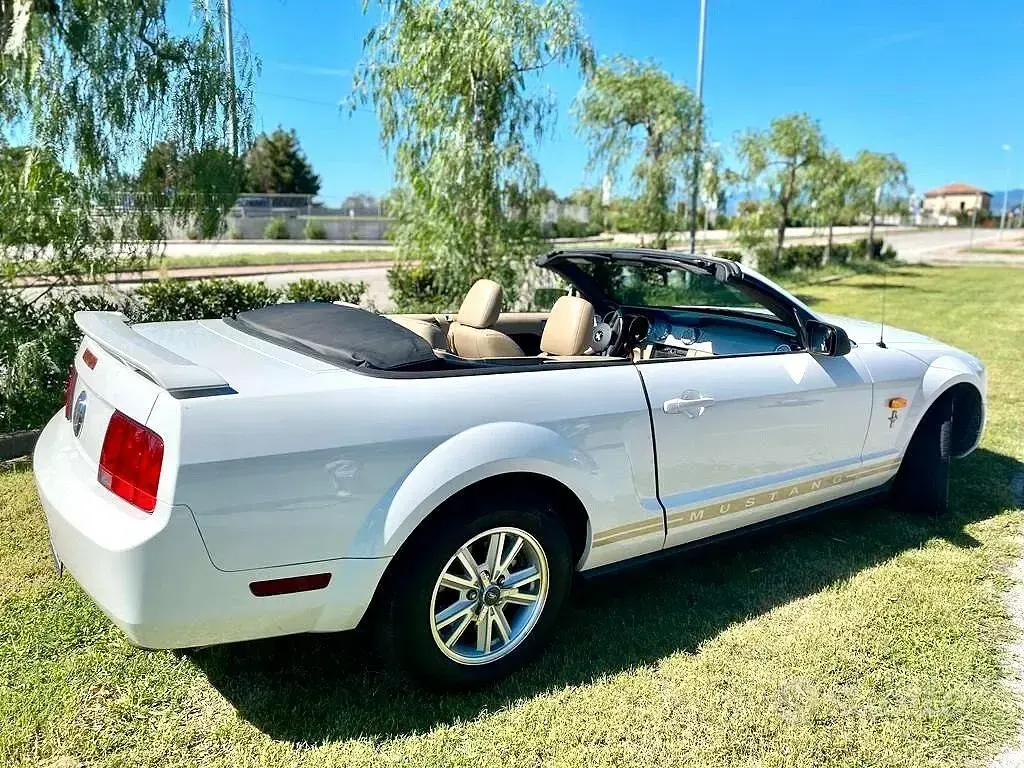 Usata Ford Mustang 215 CV (158 kW) 2006 Bianco Cabrio