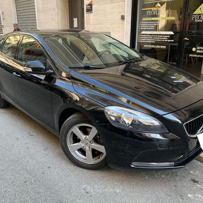 Usata Volvo V40 R-Design Momentum 120 CV (88 kW) 2016 Nero Station wagon