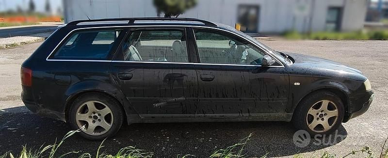 Usata Audi A6 130 CV (95 kW) 2002 Nero Station wagon